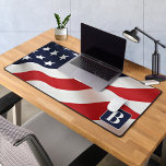 Amerikaanse vlag zwaaien gepersonaliseerd monogram bureaumat<br><div class="desc">American Flag Desk Mat - Amerikaanse vlag modern rood wit en blauw ontwerp. Personaliseer met militaire, politie agenten of veteranennaam. Deze gepersonaliseerde militaire bureaumat is perfect voor militaire takken, veteranen, politieafdelingen en wetshandhavers. COPYRIGHT © 2023 Judy Burrows, Black Dog Art - Alle rechten voorbehouden. Amerikaanse vlag Waving gepersonaliseerde Monogram Desk...</div>