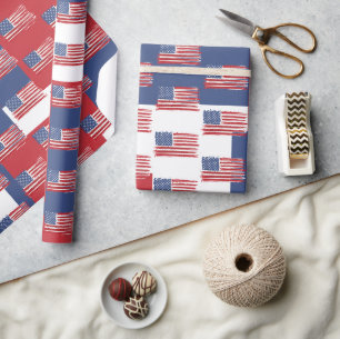 Amerikaanse vlaggen op rood wit en blauw cadeaupapier