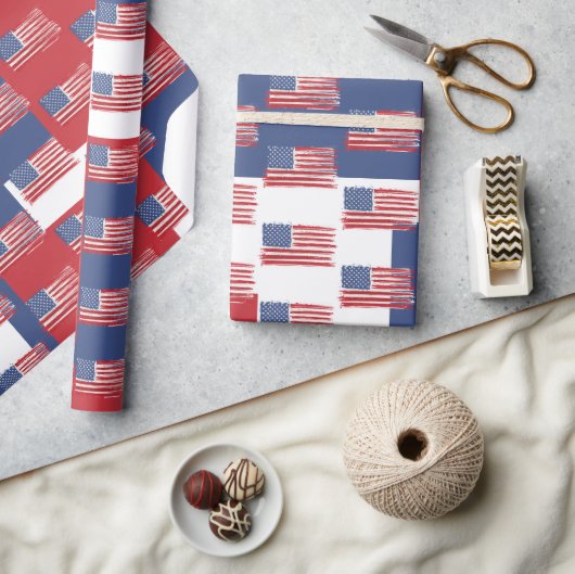 Amerikaanse vlaggen op rood wit en blauw cadeaupapier (Crafts)
