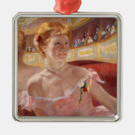 Amerikaanse vrouw met een parelachtig Ketting en e Metalen Ornament