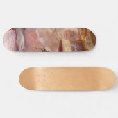 Amerikaanse vrouw met een parelketting & roze jurk persoonlijk skateboard (Horizontaal)
