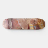 Amerikaanse vrouw met een parelketting & roze jurk persoonlijk skateboard (Horizontaal)