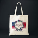 AMERIKAANSE WEDDING WELCOME Destination Floral Tote Bag<br><div class="desc">Stijlvolle AMERIKAANSE WEDDING WELKOM HOSPITALITEITSzak voor uw trouwgasten. Het ontwerp shows een florale regeling met teksten in het centrum, die u voor om het even welke gelegenheid kunt veranderen. Op de achtergrond is dit de vlag van de Verenigde Staten van AMERIKA. Deze kunnen worden gebruikt als dank voor je cadeautjes...</div>