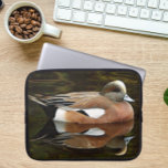 Amerikaanse Wigeon Duck op vijver Laptop Sleeve<br><div class="desc">Voor natuur en wildlife fans! Beschermende laptophoes met ritssluiting,  met het foto-afbeelding van een Amerikaanse mannetjeseend,  ook bekend als Baldpate,  samen met zijn reflectie op een vijver. Selecteer de afmeting van uw laptophoes.</div>