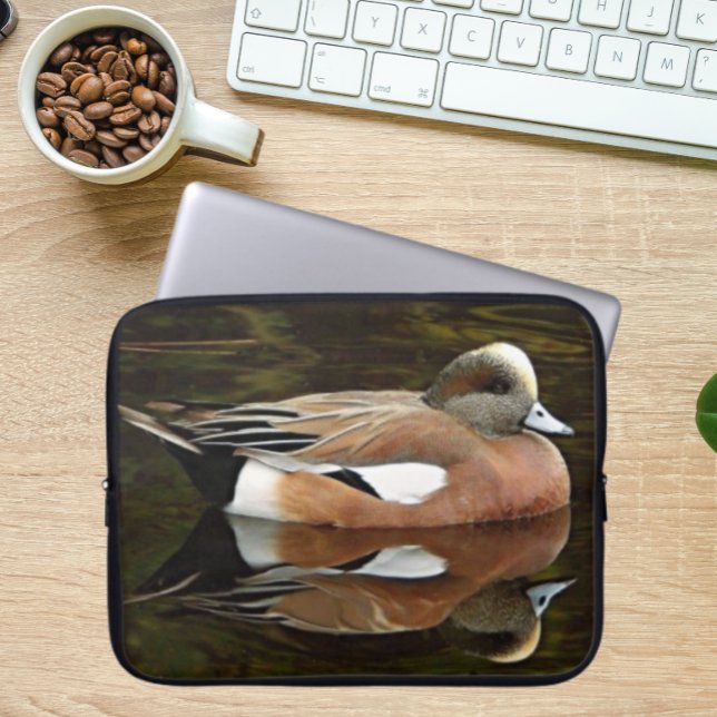Amerikaanse Wigeon Duck op vijver Laptop Sleeve (In Situ)