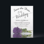 Amethyst Paars Roos Romantic Wedding Save The Date<br><div class="desc">Deze bruiloft Save the Date-kaart is romantisch, elegant, stijlvol en mooi. Het bevat een foto van één enkele lange gesteentste paarse roos die zich in een zwembad met golven en rimpels reflecteert. De tekst is een fancy manuscriptkalligrafie op een witte achtergrond. Op de achterzijde is een gemarmerd paars patroon aangebracht....</div>