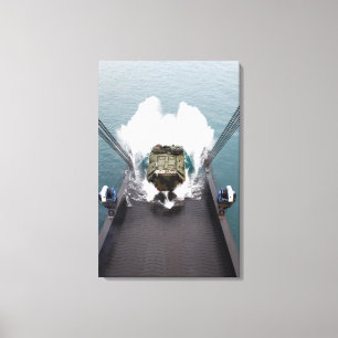 Amfibische aanvalsvoertuigen lossen uit de USNS Canvas Afdruk