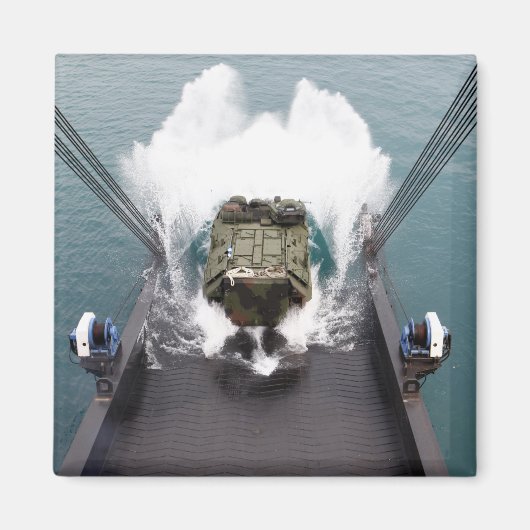 Amfibische aanvalsvoertuigen lossen uit de USNS Magneet (Voorkant)