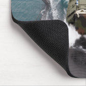 Amfibische aanvalsvoertuigen lossen uit de USNS Muismat (Hoek)