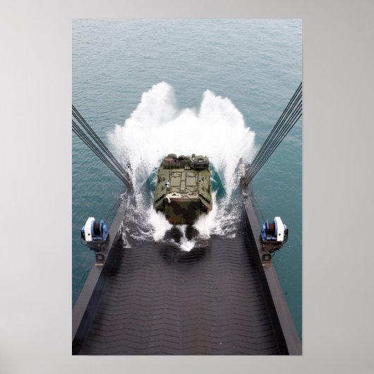 Amfibische aanvalsvoertuigen lossen uit de USNS Poster (Voorkant)