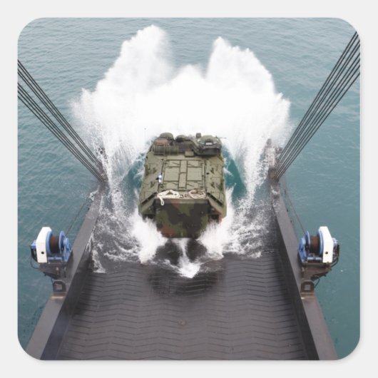 Amfibische aanvalsvoertuigen lossen uit de USNS Vierkante Sticker (Voorkant)