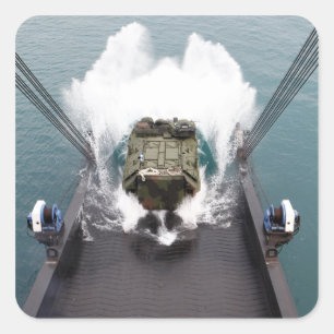 Amfibische aanvalsvoertuigen lossen uit de USNS Vierkante Sticker