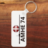 AMHE-logo affiche van de 74 Sleutelhanger (Achterkant)