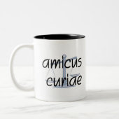 Amicus Curiae  Mok van advocaat met Latijnse zin. (Links)