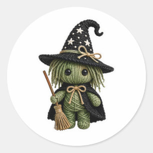 Amigurumi stijl genaaide groene heks met bezem ronde sticker