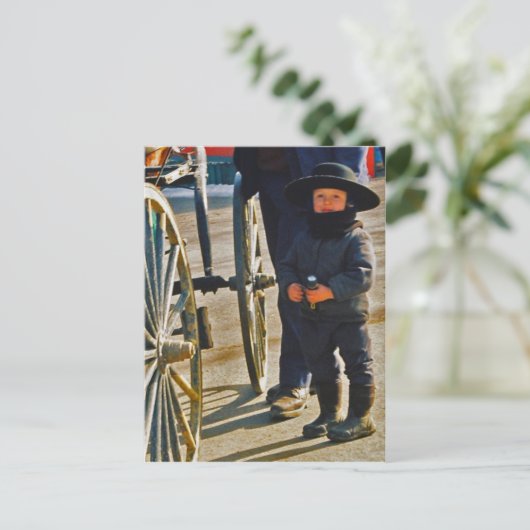 Amish Boy/Wagon Wheel Briefkaart (Staand voorkant)