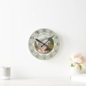 Amish Girl Wearing Bonnet  Ronde Klok (Huis)