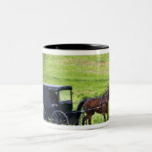 Amish paard en buggy bij Berlijn, Ohio. Tweekleurige Koffiemok (Center)