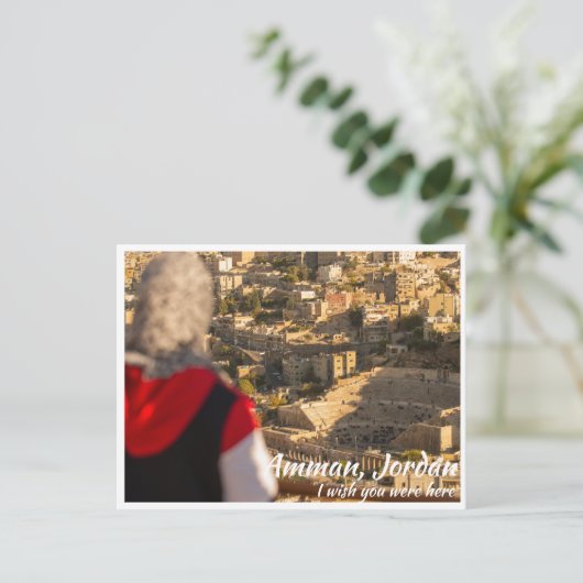 Amman Jordan met vrouw die naar het Romeinse theat Briefkaart (Staand voorkant)