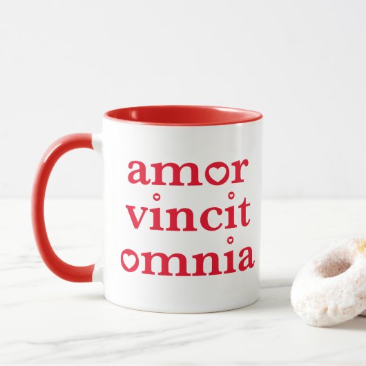 Amor Vincit Omnia- Latijn Quote Mok (Met donut)