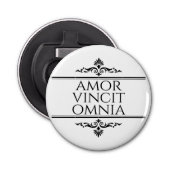 Amor Vincit Omnia - Liefde verovert alles Button Flesopener (Voorkant)