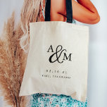 Ampersand Monogram Weddenschap Welkom Tote Bag<br><div class="desc">Eenvoudige en chique bruiloft welkom canvas tassen zijn voorzien van uw initialen gewerkt in een monogram ontwerp,  vergezeld door een decoratieve script ampersand. Personaliseer met uw trouwdatum en locatie hieronder in tijdloze serif belettering. Perfectioneer als gunsten of de giftzakken van het hotel.</div>