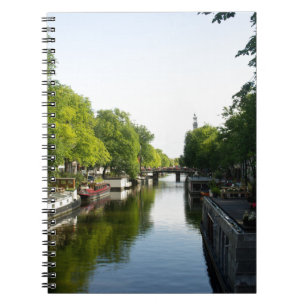 Amsterdam gracht met boten en brug – Schitterend Notitieboek