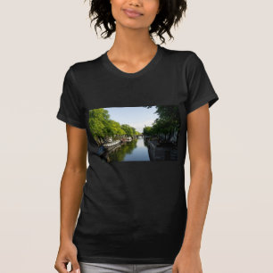 Amsterdam gracht met woonboten en weelderige bomen t-shirt