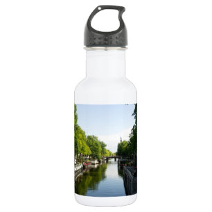 Amsterdam gracht met woonboten en weelderige bomen waterfles