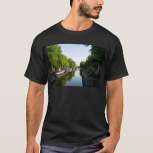 Amsterdam gracht met woonschepen en weelderige bom t-shirt