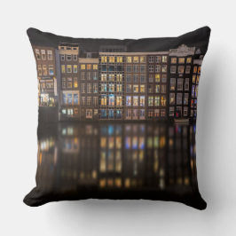 Amsterdam huizen met kleurrijke lichten in de nach kussen