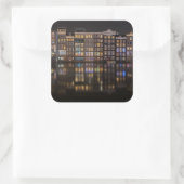 Amsterdam huizen met kleurrijke lichten 's nachts vierkante sticker (Tas)