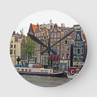Amsterdam, huizen op het kanaal ronde klok