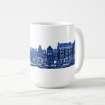 Amsterdam in blauwe Delfts blauwe stijl Koffiemok<br><div class="desc">Mok met traditionele grachtenpanden en bootjes in blauwe Delfts blauwe stijl op een witte achtergrond.</div>