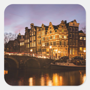 Amsterdam kanaalhuizen bij schemering vierkante sticker