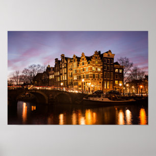 Amsterdam kanaalhuizen in het schemergebied van he poster