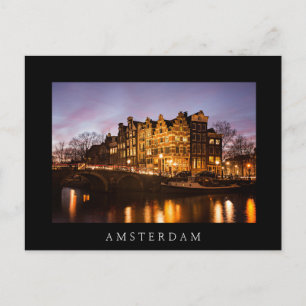 Amsterdam kanaalhuizen in het zwarte briefkaart in