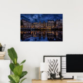 Amsterdam met Kanalen in Dusk Poster (Thuiskantoor)