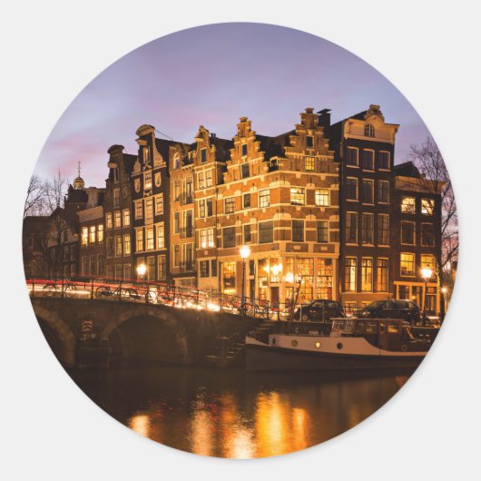 Amsterdamse grachtenpanden in de schemering rond s ronde sticker (Voorkant)