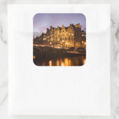 Amsterdamse grachtenpanden in de schemering sticke vierkante sticker (Tas)