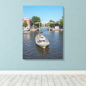 Amsterdamse sightseeing boot uitzicht canvas print (Insitu (Houten vloer))