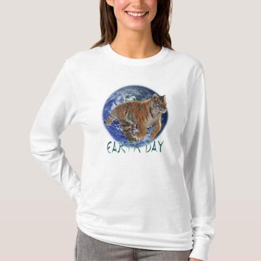 Amur Tiger Cub & Planet Earth Day Wildlife Shirt (Voorkant)