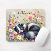 An Adorable Skunk Napping in Flowers Personalized Muismat (Met muis)