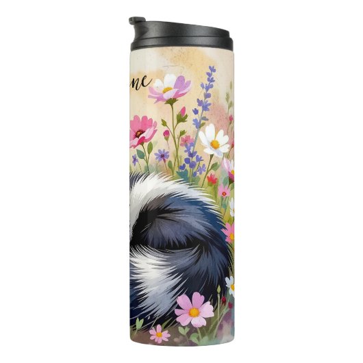 An Adorable Skunk Napping in Flowers Personalized Thermosbeker (Geroteerd rechts)