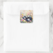 An Adorable Skunk Napping in Flowers Vierkante Sticker (Tas)