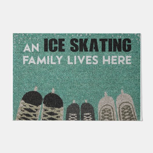 An Ice Skating Family Lives Here Deurmat (Voorkant)