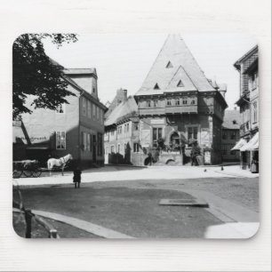 An old Hotel in the Town Square, Goslar, c.1910 Muismat