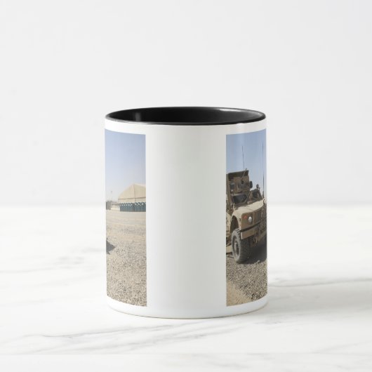 An Oshkosh M-ATV 2 Mok (Midden)