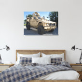 An Oshkosh M-ATV Canvas Afdruk (Insitu (Slaapkamer))