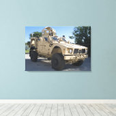 An Oshkosh M-ATV Canvas Afdruk (Insitu (Houten vloer))